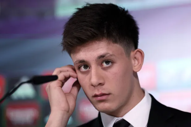 النجم التركي خلال المؤتمر الصحافي في مدريد (أ.ف.ب)