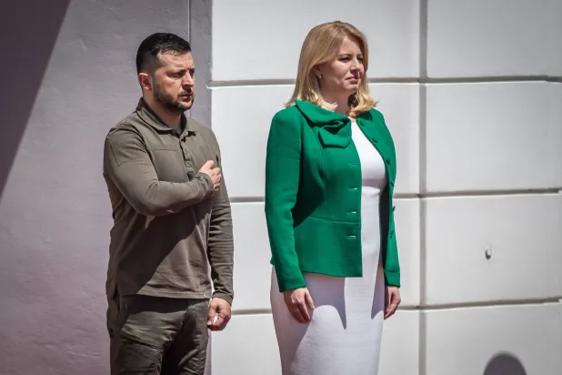 زيلينسكي مع رئيسة سلوفاكيا (إ.ب.أ)