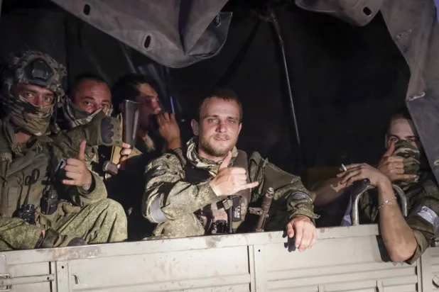 مجموعة من مقاتلي «فاغنر» في شاحنة قرب روستوف الروسية (أ.ب)