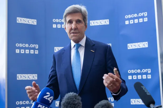 المبعوث الرئاسي الأميركي الخاص للمناخ جون كيري يخاطب الصحافيين لدى وصوله إلى مؤتمر للمناخ في فيينا في 7 يوليو 2023 (أ.ف.ب)