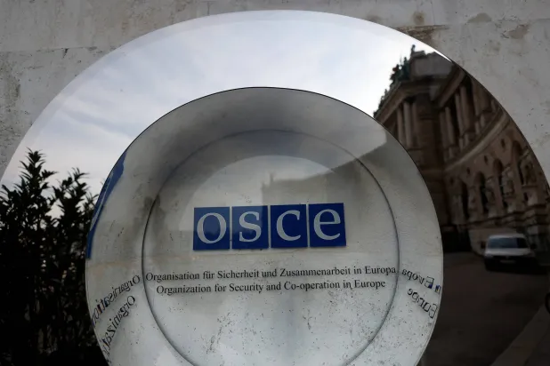 شعار منظمة الأمن والتعاون في أوروبا (OSCE) خارج مقرها الرئيسي في فيينا بالنمسا في 15 فبراير 2022 (رويترز)