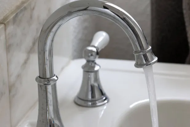 مياه تتدفق من صنبور في سان أنسيلمو بكاليفورنيا في الولايات المتحدة في 6 يوليو 2023 (أ.ف.ب)