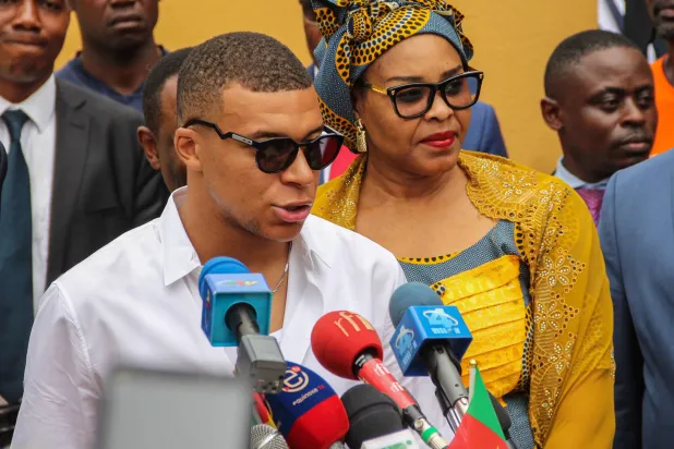 مبابي يلقي كلمة خلال الزيارة (إ.ب.أ)