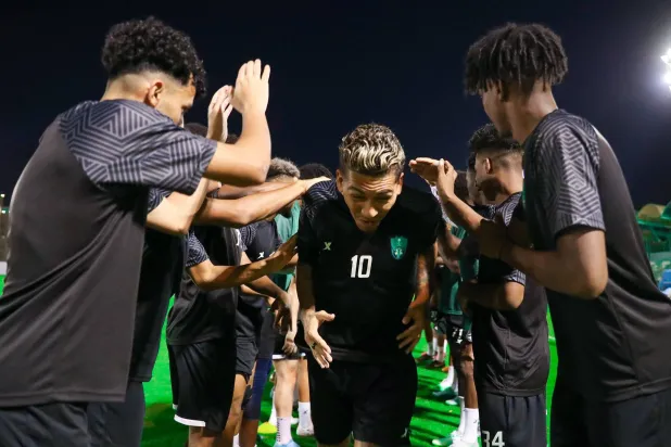 لاعبو الأهلي لدى استقبالهم فيرمينو خلال التدريب (النادي الأهلي)