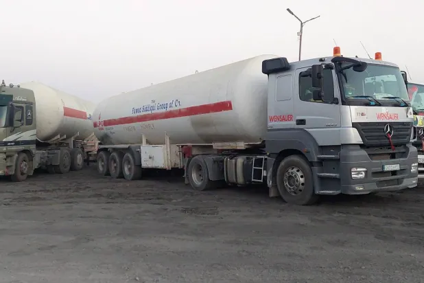 شاحنات تنقل غازا نفطيا مسالا من تركمانستان عبر أفغانستان (إ.ب.أ)