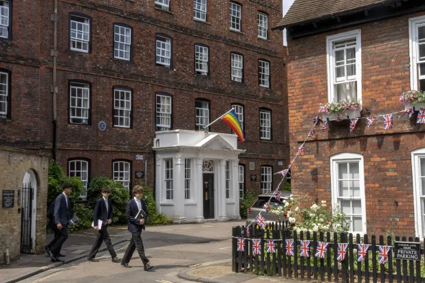 طلاب من كلية «إيتون»، التي لطالما كانت رمزاً للتقاليد البريطانية والاستمرارية، في أحد شوارع بلدة إيتون، بالقرب من المدرسة (أندرو تيستا - نيويورك تايمز)