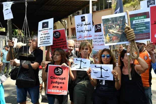 Mevduat sahipleri paralarını alma talebiyle protesto gösterisi düzenlediler (EPA)