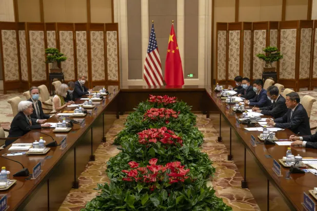 وزيرة الخزانة الأميركية جانيت يلين تلتقي نائب رئيس الوزراء الصيني هي ليفينغ في بكين 8 يوليو 2023 (أ.ب)