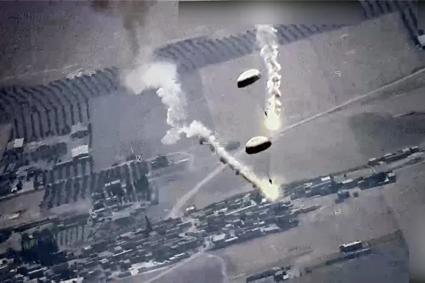 MQ-9 insansız hava aracının önünde termobarik füzeler atan Rus savaş uçaklarının ABD Hava Kuvvetleri tarafından yayınlanan videosundan (AP)