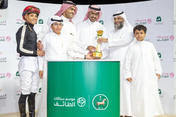 فريد الغامديّ أثناء تسليم كأس جامعة أمّ القرى لمدرّب الفرس «جت فور سول» لإسطبل الأمير سلطان بن مشعل (الشرق الأوسط)