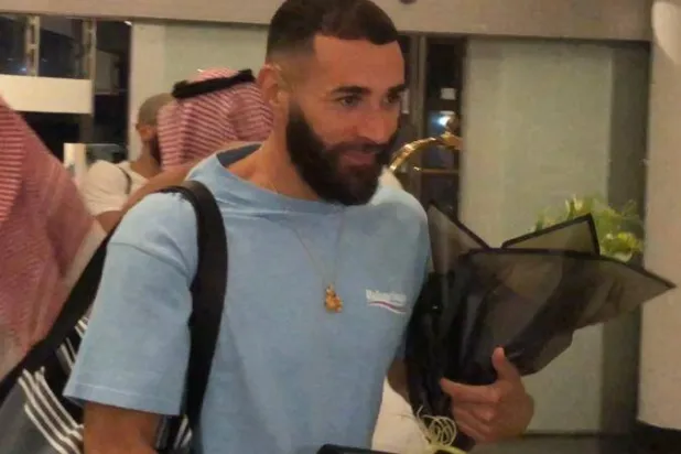 بنزيمة لدى وصوله إلى مطار جدة (الشرق الأوسط)