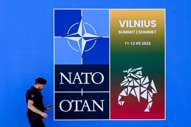 Pazar günü Vilnius'ta düzenlenen "NATO" zirvesinin karargahından görev yapan bir güvenlik görevlisi koruyor (EPA)