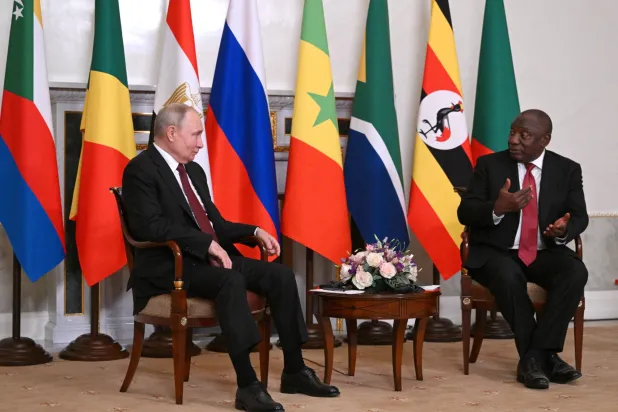 جانب من لقاء رئيس جنوب أفريقيا ونظيره الروسي في سان بطرسبورغ الشهر الماضي (إ.ب.أ)