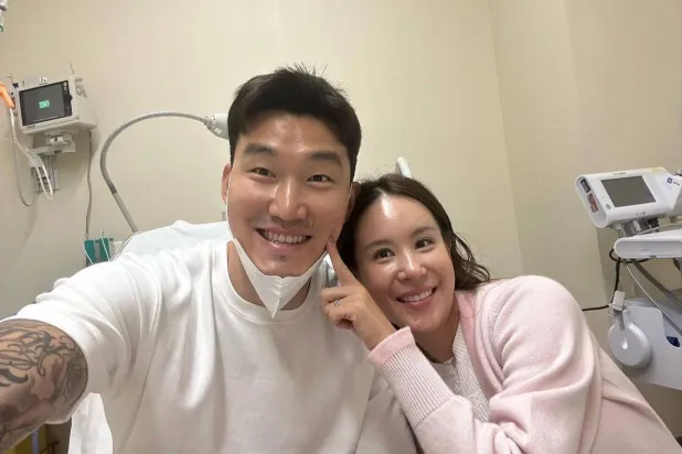 نجم الهلال وزوجته خلال مراحل العلاج بالكيماوي (حساب جيانغ )