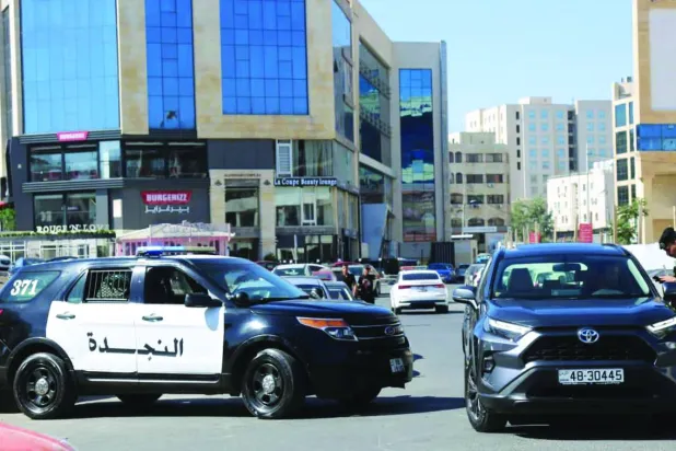 عمان کی گلیوں میں اردنی سیکورٹی اہلکار (فیس بک پر پبلک سیکیورٹی ڈائریکٹوریٹ کا آفیشل اکاؤنٹ)