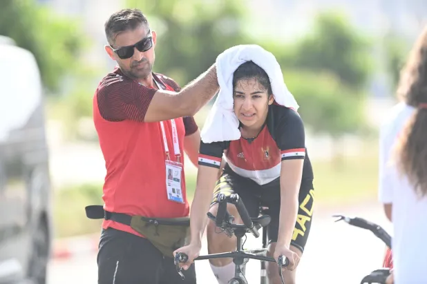 لاعبة متعبة بعد سباق للدراجات (اتحاد اللجان الأولمبية العربية)