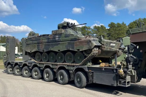 آلية مشاة مدرعة من طراز «ماردير» تابعة للجيش الألماني في قاعدة روكلا العسكرية في ليتوانيا في 22 أبريل 2022 (رويترز)