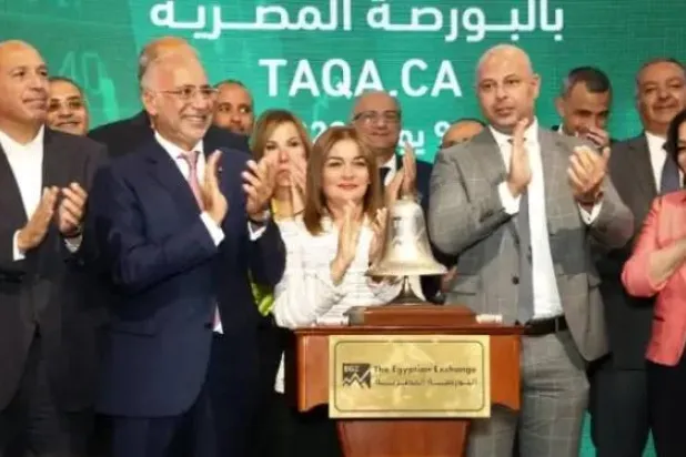 رئيس البورصة المصرية (الثاني من اليمين) ومجموعة من مجلس إدارة «طاقة عربية» خلال الإعلان عن طرح الأسهم يوم الأحد (موقع البورصة المصرية)