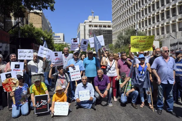 جانب من احتجاجات المودعين أمام مصرف لبنان (المصرف المركزي) في بيروت في 23 يونيو الماضي (إ.ب.أ)