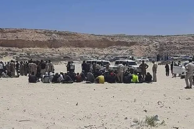 إنزال مهاجرين غير نظاميين على ساحل طبرق بعد جنوح قاربهم (مؤسسة العابرين  لمساعدة المهاجرين)