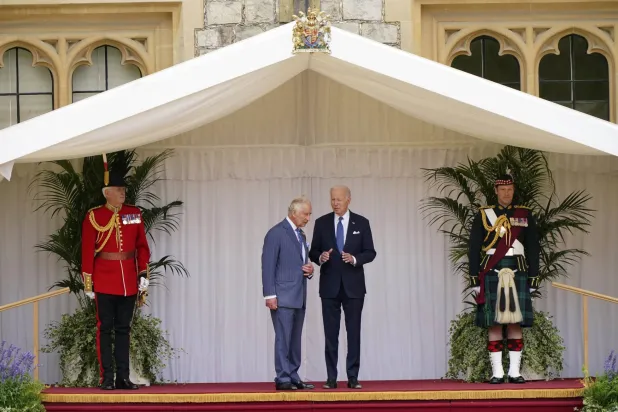 الملك تشارلز الثالث والرئيس بايدن في ويندسور (أ.ب)