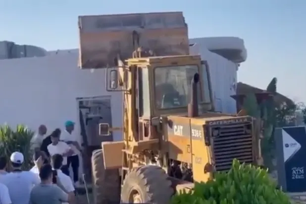 جانب من هدم جزء من مطعم لنجل وزير مصري سابق بالساحل الشمالي (متداولة عبر فيسبوك)