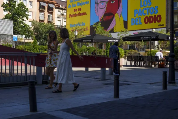 ملصق ضخم في أحد شوارع مدريد ضد «تحالف الكراهية» المشكل من الحزب الشعبي وحزب فوكس (أ.ب)