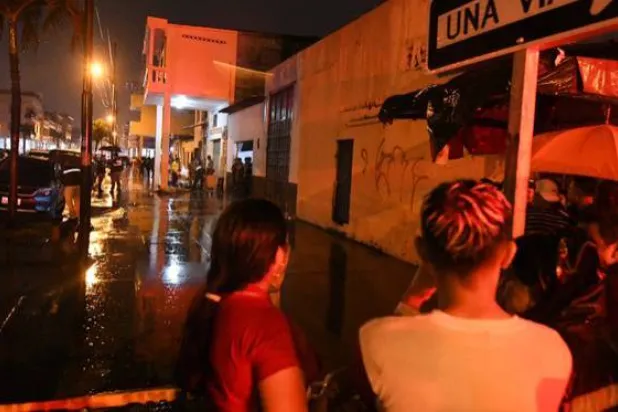 ضباط شرطة إكوادوريون يتفقدون شارعا بعد جرائم قتل في أبريل الماضي (أ.ف.ب)