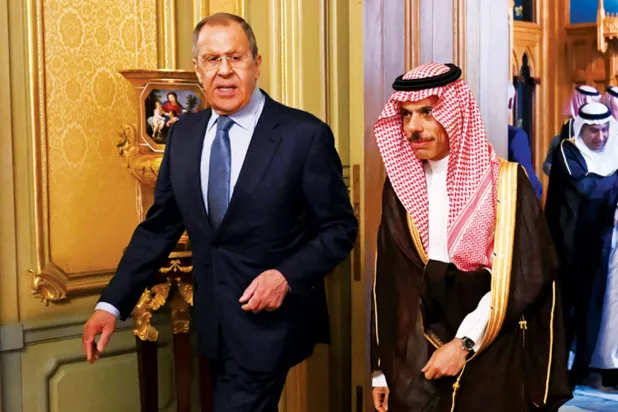 سعودی وزیر خارجہ شہزادہ فیصل بن فرحان اور ان کے روسی ہم منصب سرگئی لاوروف ماسکو میں (اے پی)