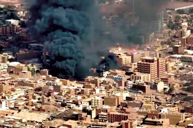 17 مئی 2023 کو سوڈانی شہر ام درمان کے ایک بازار میں کالے دھوئیں کے بادل اٹھنے کی ایک فضائی تصویر (رائٹرز)