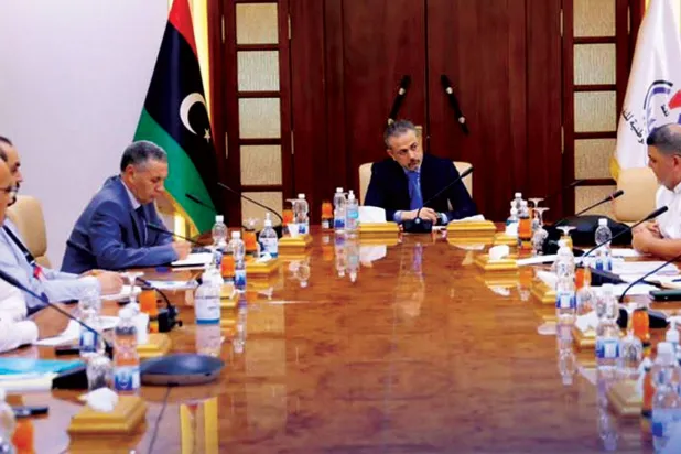 "آئل کارپوریشن" کی جانب سے تقسیم کی گئی تصویر جس میں اس کے چیئرمین فرحات بن قدارہ  سرمایہ کاری کی کمیٹی کے ساتھ ملاقات کر رہے ہیں