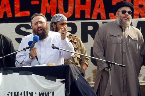 عمر بکری، ابو حمزہ المصری کے ہمراہ، ایک بنیاد پرست اسلامی گروپ کی طرف سے منعقدہ ایک کانفرنس میں تقریر کر رہے ہیں۔ (گیٹی امیجز)