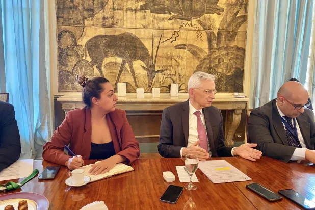 السفير الفرنسي في القاهرة مارك باريتى خلال لقائه مجموعة من الصحافيين (الشرق الأوسط)