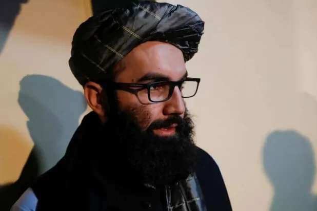 القيادي في «طالبان» أنس حقاني الذي أعلن الاثنين أن «تويتر» أفضل ضامن ﻟ«حرية التعبير» (رويترز)