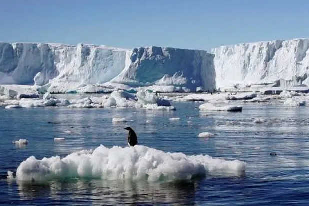 باحثون صينيون يختبرون مادة تمنع ذوبان الجليد الأزلي