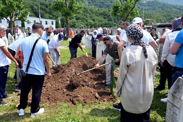 بوسنيون يدفنون رفات ضحايا سقطوا في مجزرة سريبرينيتسا قبل 28 عاماً (أ.ف.ب)