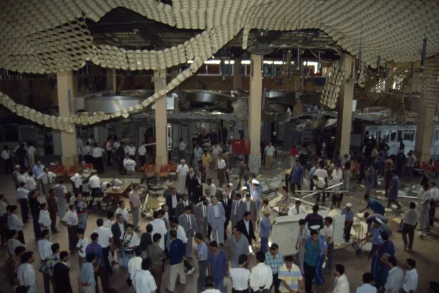 قاعة مطار الجزائر الدولي بعد تفجيرها في أغسطس 1992 (غيتي)