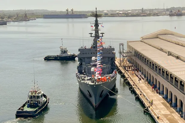 سفينة التدريب العسكري الروسية «بيريكوب» ترسو في مرفأ العاصمة الكوبية هافانا (أ.ف.ب)