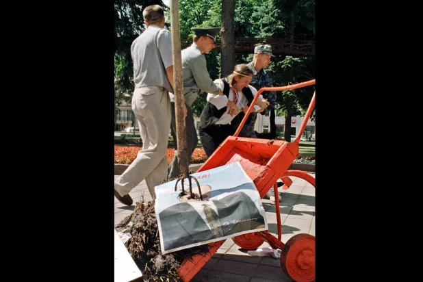 أرشيفية تعود إلى العام 1999 ويظهر فيها أليس بوشكين في قبضة رجال الشرطة بعد احتجاج نظمه (أ.ب)