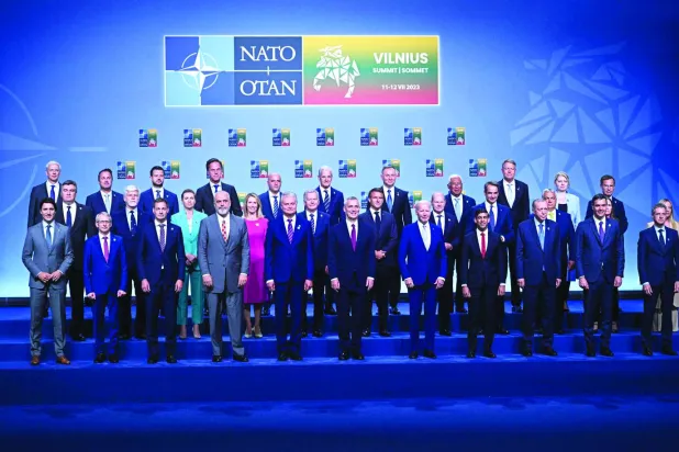 
صورة جماعية لقادة دول «حلف شمال الأطلسي» خلال قمتهم بالعاصمة الليتوانية فيلنيوس أمس (أ.ف.ب)