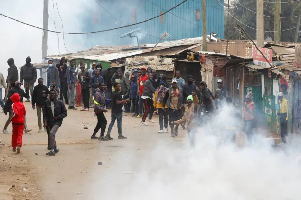 الشرطة أطلقت قنابل الغاز المسيل للدموع لتفريق المحتجين في نيروبي (رويترز)