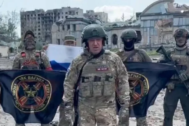 لقطة من مقطع فيديو نُشر على «تلغرام» في 20 مايو 2023 يظهر رئيس مجموعة «فاغنر» يفغيني بريغوجين يقف في أنقاض مدينة باخموت الأوكرانية (أ.ف.ب)