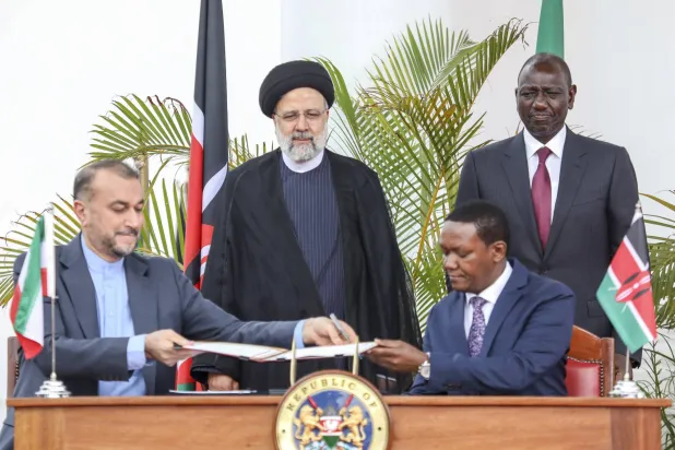 رئيسي وروتو يشرفان على توقيع وزيري خارجية إيران وكينيا على مذكرات تعاون (إ.ب.أ)