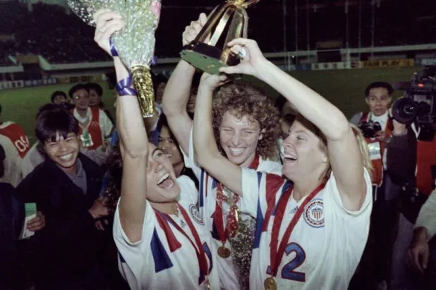 ميشال إيكرز تحتفل مع زميلاتها في المنتخب الأميركي (أ.ف.ب)