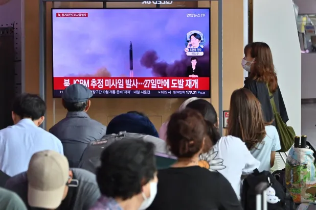 شاشة تعرض التجربة الصاروخية في محطة بسيول (أ.ف.ب)