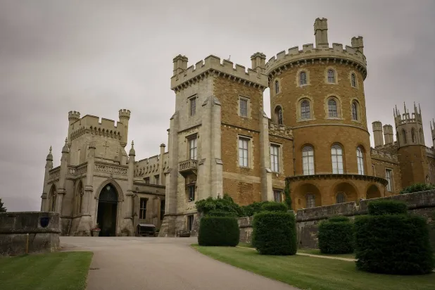 مسلسلات «التاج» و«داونتون آبي» جذبت السياح للبيوت التراثية وهو ما يسهم في تمويل إدارتها (أليس زوو/ نيويورك تايمز)