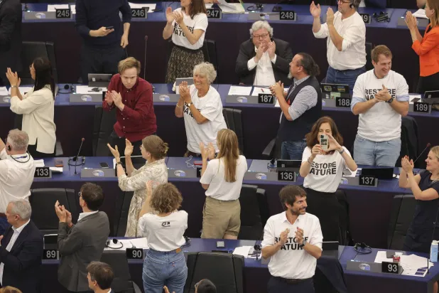 أعضاء من البرلمان الأوروبي خلال جلسة تصويت للبرلمان الأوروبي في ستراسبورغ بفرنسا في 12 يوليو 2023 على قانون بشأن إصلاح الأنظمة البيئية (إ.ب.أ)