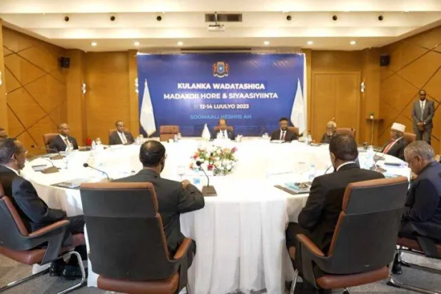 جانب من اجتماع الرئيس الصومالي بالقادة السابقين للبلاد (وكالة الصومال الرسمية)