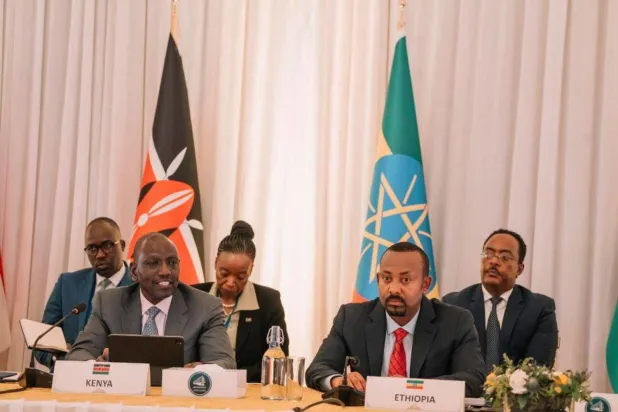 Etiyopya Başbakanı Abiy Ahmed ve Kenya Devlet Başkanı William Ruto Pazartesi günü gerçekleştirilen IGAD toplantısında (Etiyopya Haber Ajansı)