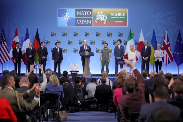 خلال إعلان قادة دولة مجموعة السبع حزمة المساعدات لأوكرانيا على هامش قمة فيلنيوس اليوم (إ.ب.أ)